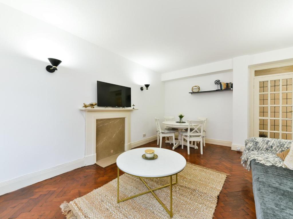 Cs Hyde Park Apartment